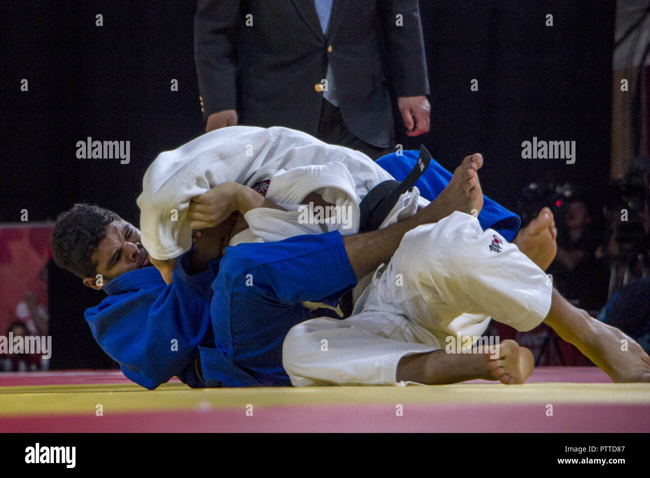 Buenos Aires, Federal Capital, Argentina. 10th Oct, 2018. Finals of mixed teams of international judo. The Venezuelan Paez Calos (Blue), member of the team Beijing, winner of the gold medal, faces the Athens team fighter, winner of the silver medal, the Czech Bezdek Martin Credit: Roberto Almeida Aveledo/ZUMA Wire/Alamy Live News Stock Photo