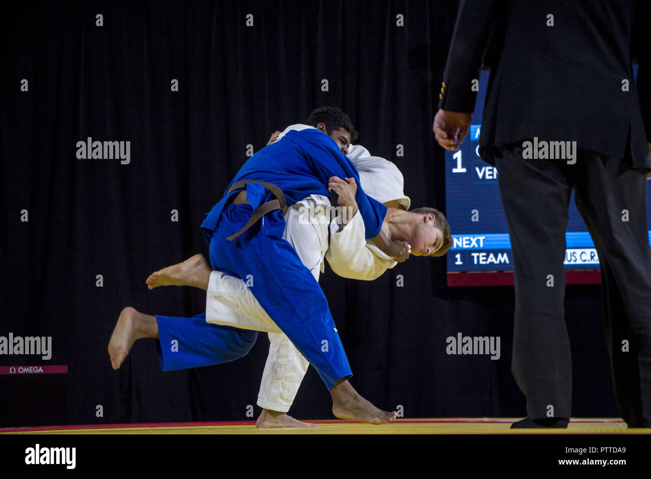 Buenos Aires, Buenos Aires, Argentina. 10th Oct, 2018. Finals of mixed teams of international judo. The Venezuelan Paez Calos (Blue), member of the team Beijing, winner of the gold medal, faces the Athens team fighter, winner of the silver medal, the Czech Bezdek Martin Credit: Roberto Almeida Aveledo/ZUMA Wire/Alamy Live News Stock Photo