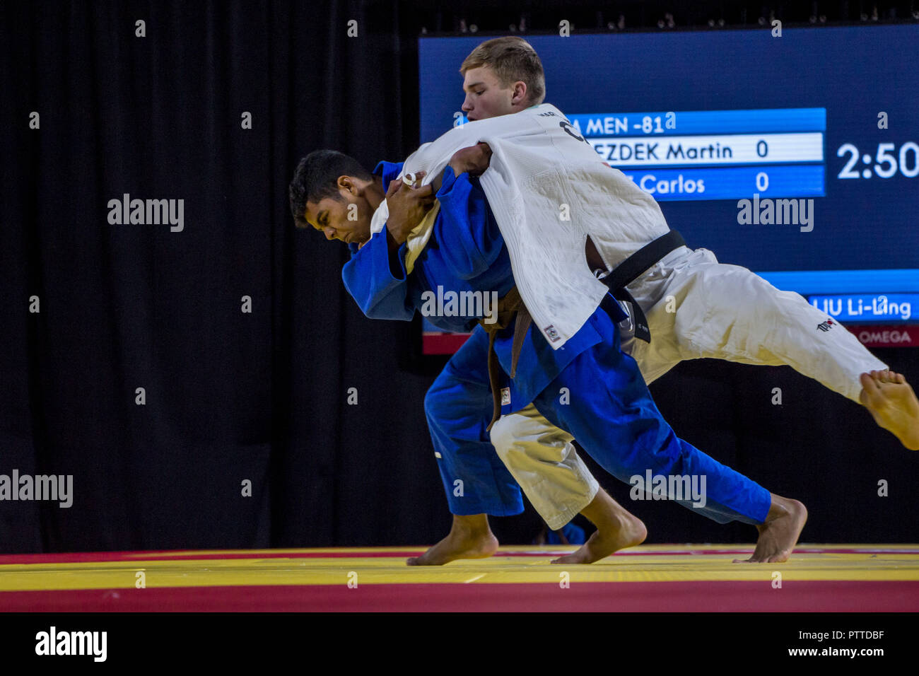 Buenos Aires, Federal Capital, Argentina. 10th Oct, 2018. Finals of mixed teams of international judo. The Venezuelan Paez Calos (Blue), member of the team Beijing, winner of the gold medal, faces the Athens team fighter, winner of the silver medal, the Czech Bezdek Martin Credit: Roberto Almeida Aveledo/ZUMA Wire/Alamy Live News Stock Photo