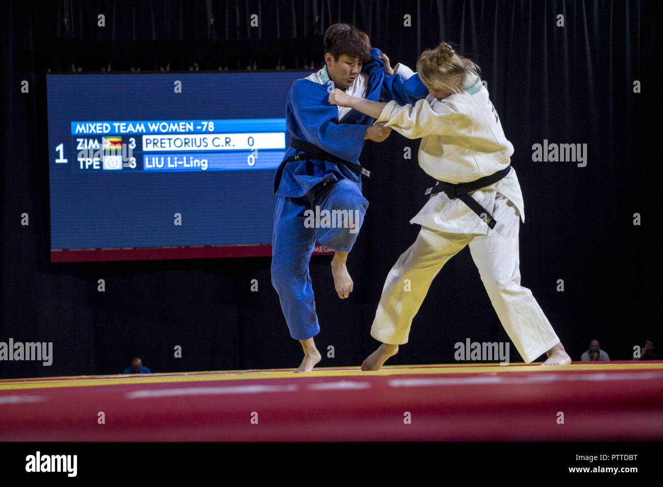 Buenos Aires, Buenos Aires, Argentina. 10th Oct, 2018. Finals of mixed teams of international judo. Chinese Taipei fighter, Li Ling Liu (Blue), Beijing team member, gold medal winner, faces her Athens team opponent, silver medal winner, Pretorius Christi Rose of Zimbabwe Credit: Roberto Almeida Aveledo/ZUMA Wire/Alamy Live News Stock Photo