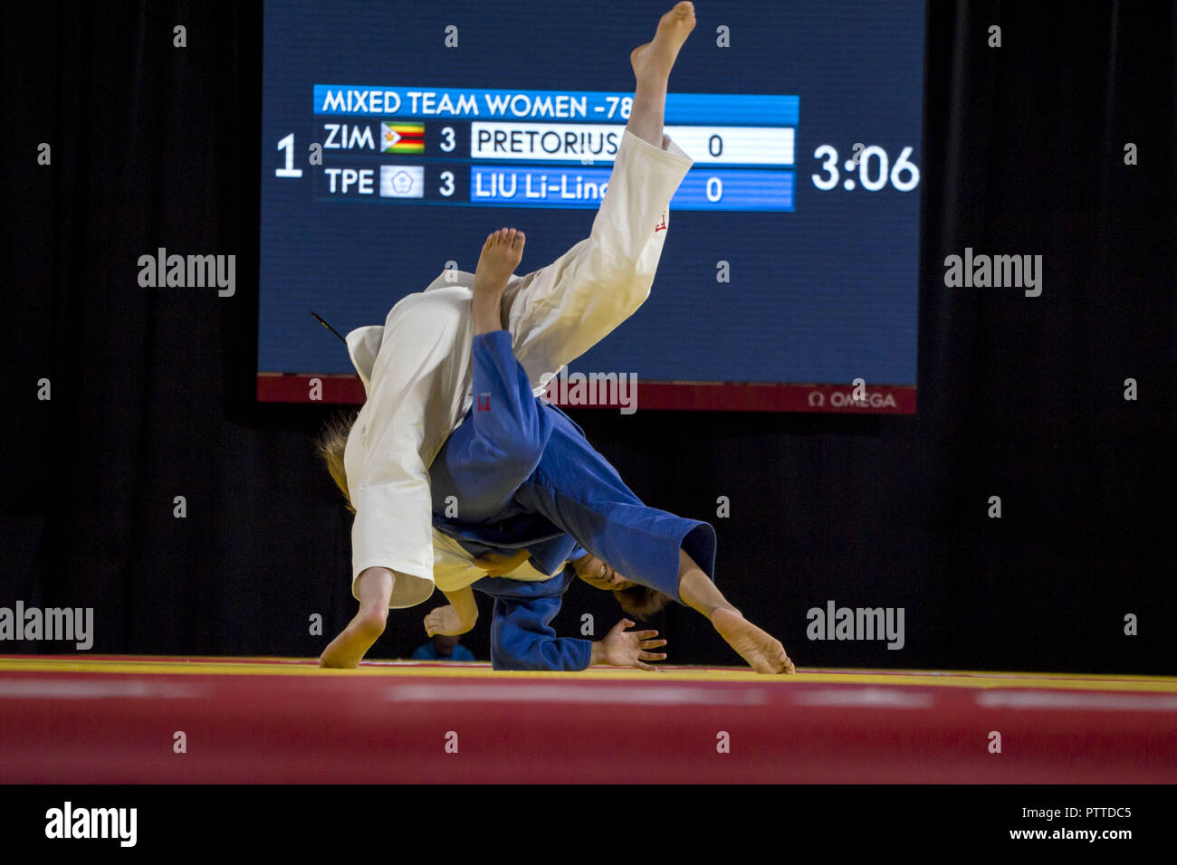 Buenos Aires, Buenos Aires, Argentina. 10th Oct, 2018. Finals of mixed teams of international judo. Chinese Taipei fighter, Li Ling Liu (Blue), Beijing team member, gold medal winner, faces her Athens team opponent, silver medal winner, Pretorius Christi Rose of Zimbabwe Credit: Roberto Almeida Aveledo/ZUMA Wire/Alamy Live News Stock Photo