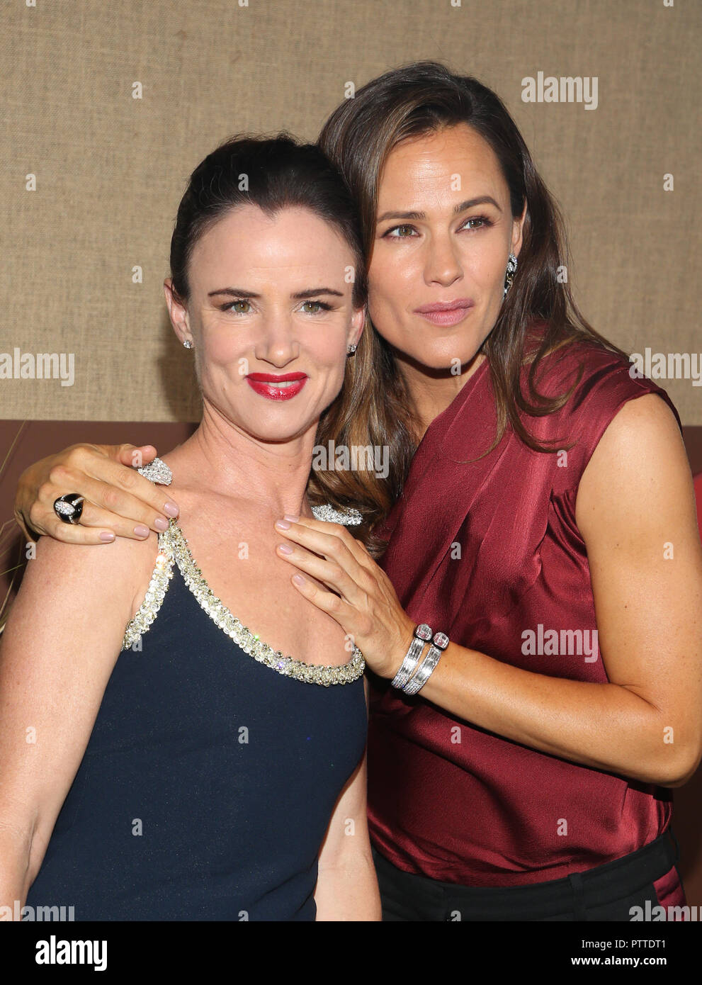 Hollywood, Ca. 10th Oct, 2018. Juliette Lewis, Jennifer Garner, at The Los  Angeles Premiere of HBO's Camping at Paramount Studios in Hollywood,  California on October 10, 2018. Credit: Faye Sadou/Media Punch/Alamy Live