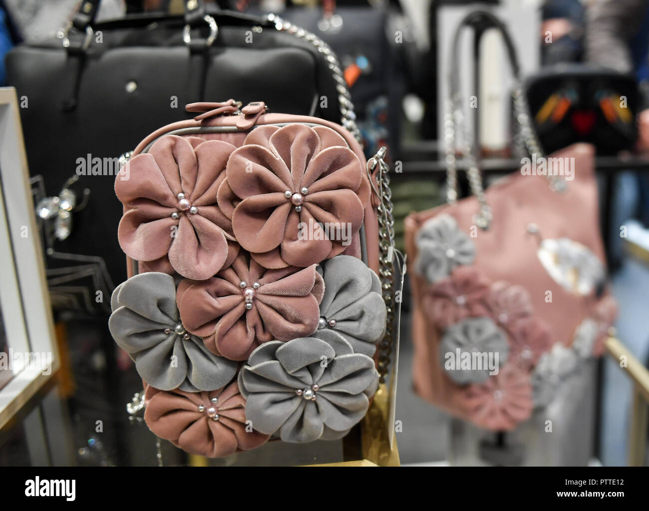 09 October 2018, Berlin: The bag collection "Samsonite designed by Kilian  Kerner" at the presentation in the Samsonite Store in Rosenthaler Straße.  Photo: Jens Kalaene/dpa-Zentralbild/ZB Stock Photo - Alamy