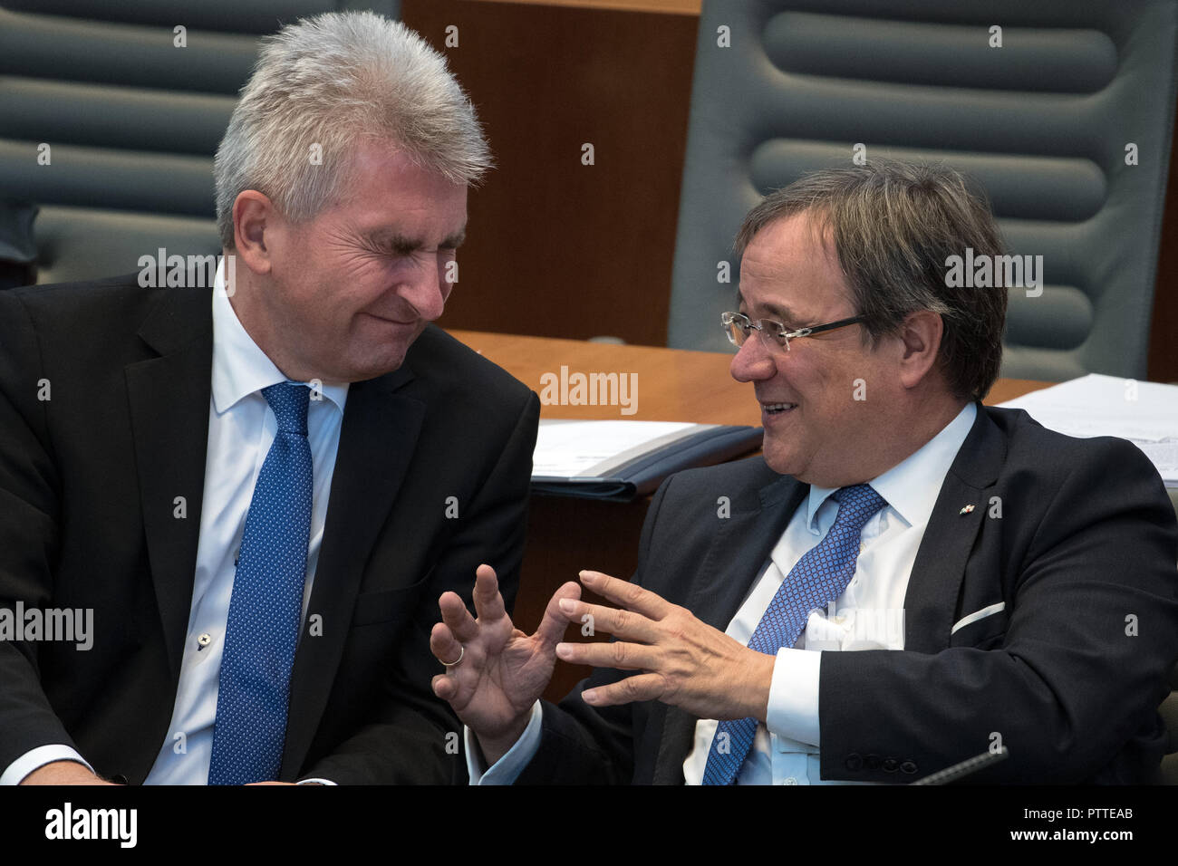 11 October 2018, North Rhine-Westphalia, Duesseldorf: Armin Laschet (CDU, r), Minister President of the State of North Rhine-Westphalia, and Andreas Pinkwart (FDP), Minister of Economic Affairs of the State of North Rhine-Westphalia, converse during the debate in the state parliament. The state parliament debated structural change and structural support in the Rhineland lignite mining area. Photo: Federico Gambarini/dpa Stock Photo