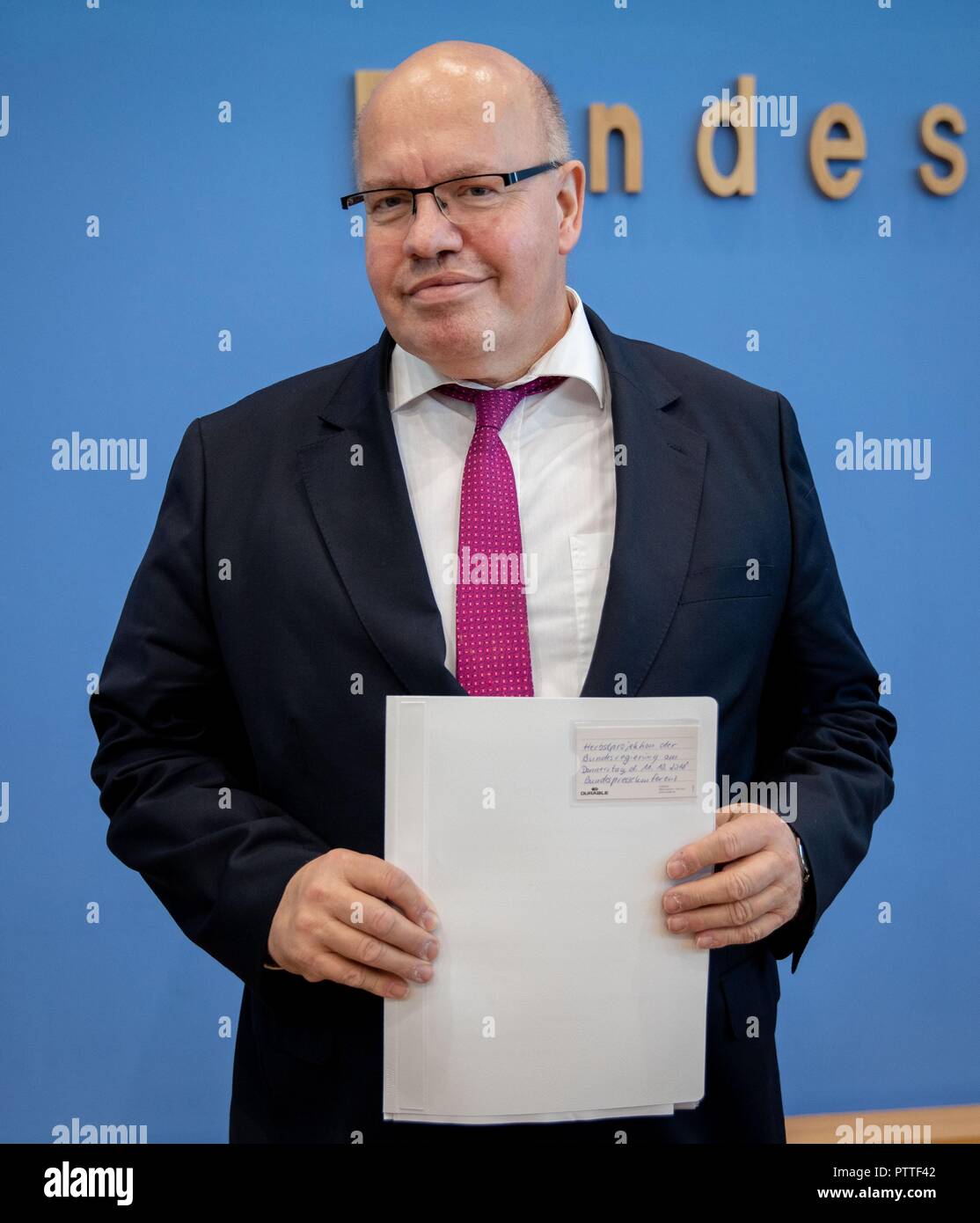 11 October 2018, Berlin: Peter Altmaier (CDU), Federal Minister of Economics and Energy, presents the Federal Government's economic forecast at the Federal Press Conference. Photo: Kay Nietfeld/dpa Stock Photo