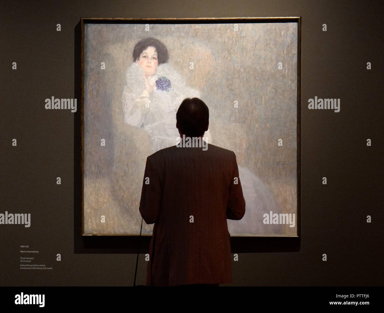 11 October 2018, Saxony-Anhalt, Halle: The painting "Marie Henneberg" (1901/02) by Gustav Klimt (1862-1918) in the exhibition "The Magician from Vienna" on the occasion of the 100th anniversary of Klimt's death. The exhibition can be seen from 14.10.2018-06.01.2019 in the Kunstmuseum Moritzburg. Photo: Peter Endig/dpa-Zentralbild/dpa Stock Photo