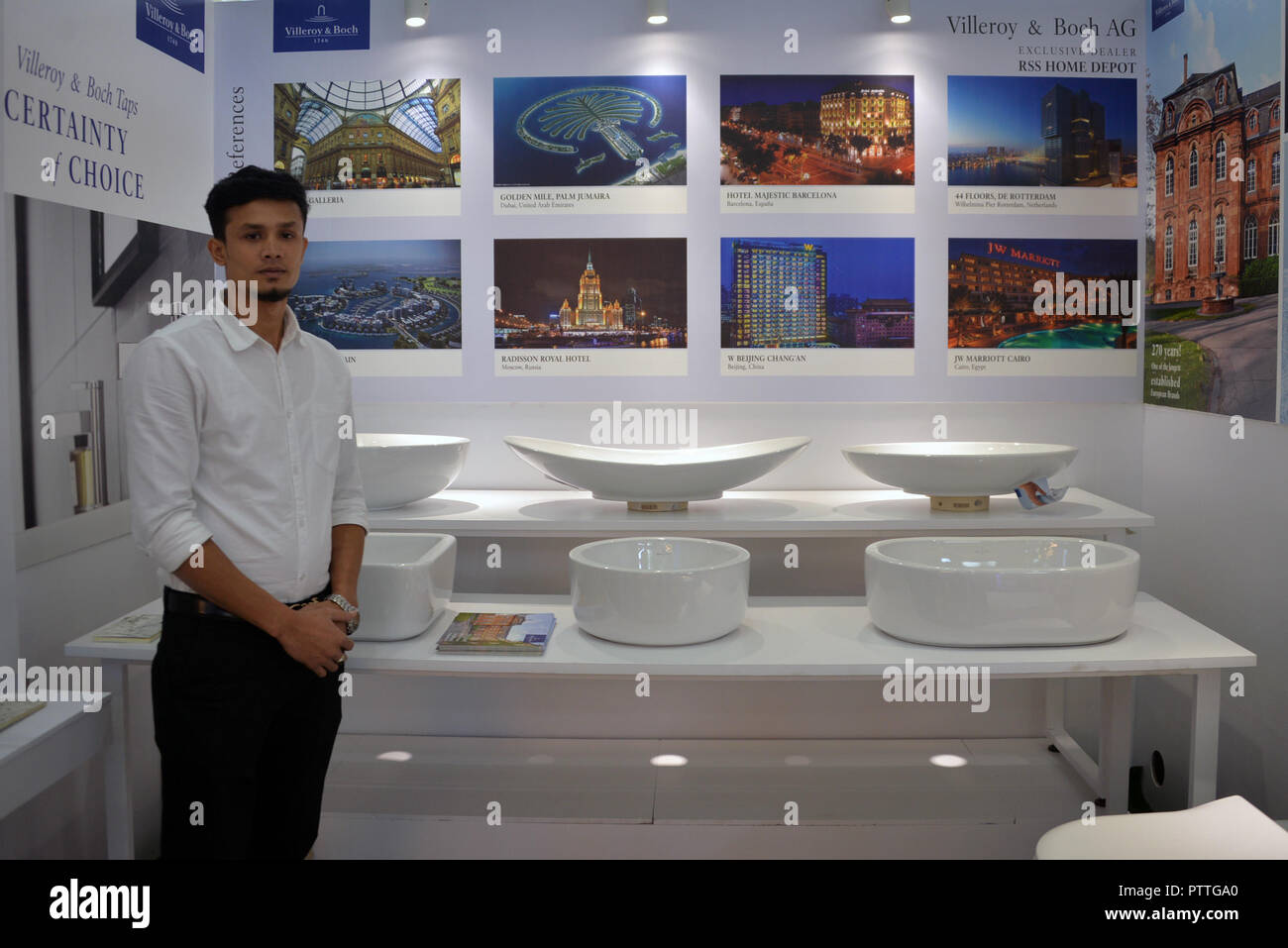 مندوب مبيعات يعرض أدوات صحية حديثة في معرض، مما يعكس خبرته في المنتجات والتواصل مع العملاء.