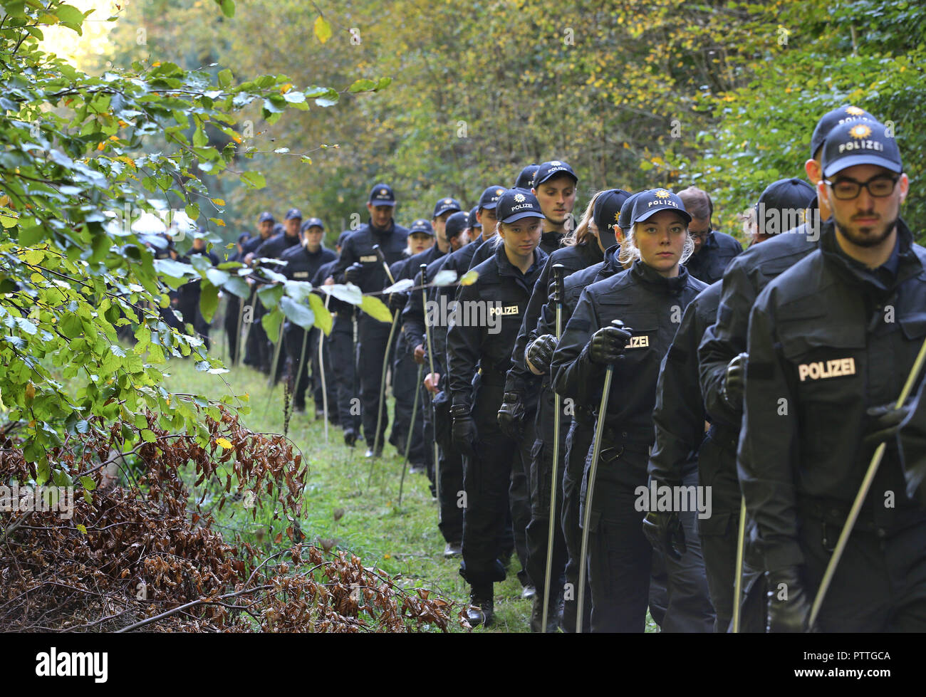 Burgsinn, Bavaria. 11th Oct, 2018. A hundred police officers are walking through a forest. In connection with the disappearance of a four-time mother thirteen years ago, police searched a forest area in Lower Franconia on Thursday morning. Credit: Karl-Josef Hildenbrand/dpa/Alamy Live News Stock Photo