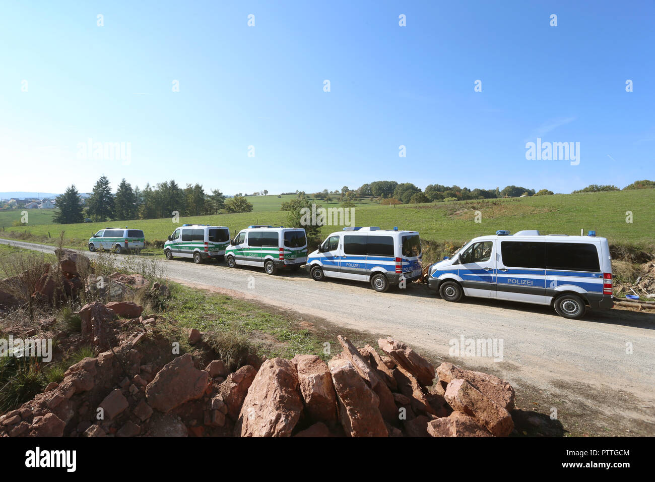 Burgsinn, Bavaria. 11th Oct, 2018. Police cars stand near a forest. In connection with the disappearance of a four-time mother thirteen years ago, police searched a forest area in Lower Franconia on Thursday morning. Credit: Karl-Josef Hildenbrand/dpa/Alamy Live News Stock Photo