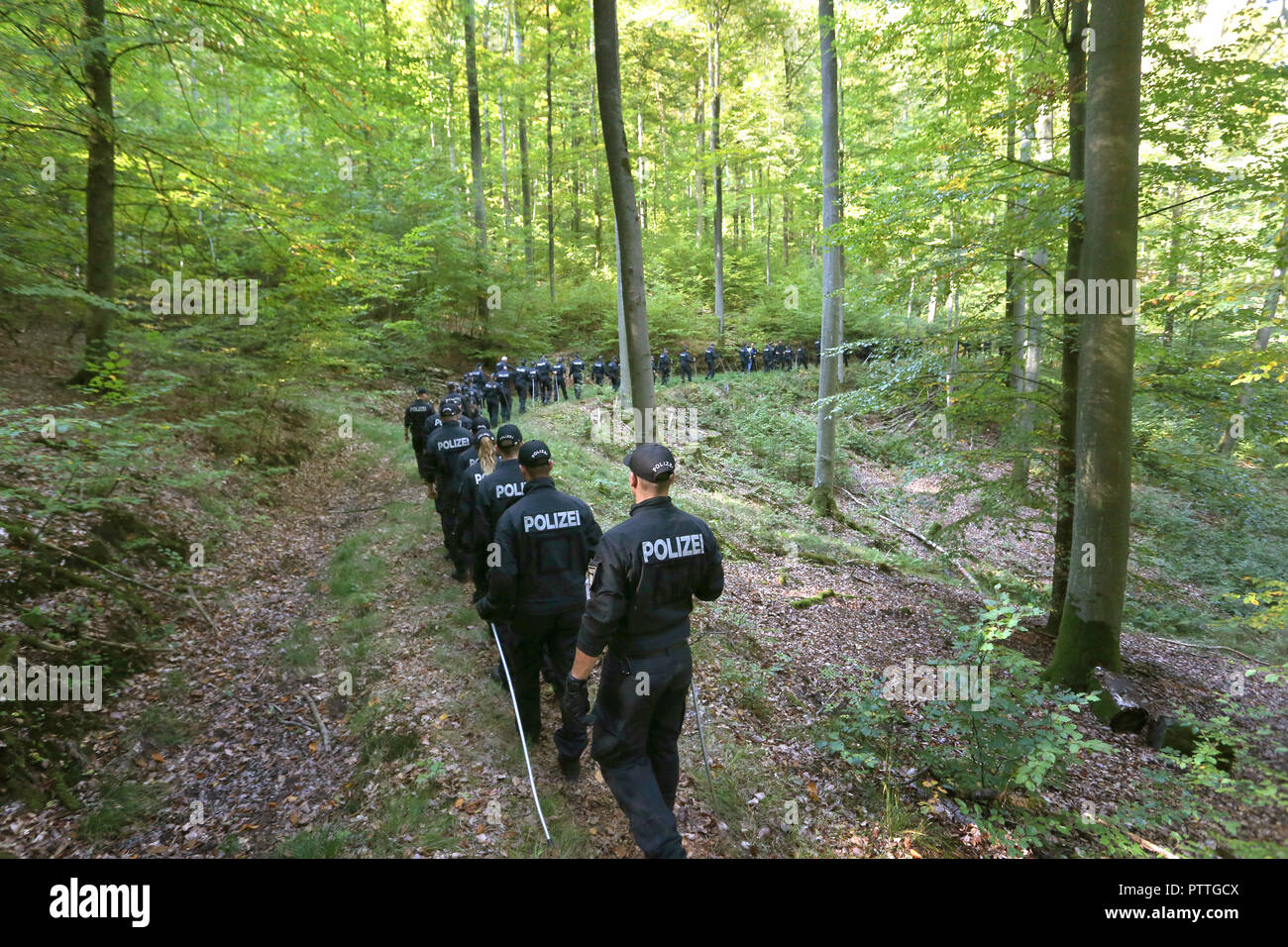 Burgsinn, Bavaria. 11th Oct, 2018. A hundred police officers are walking through a forest. In connection with the disappearance of a four-time mother thirteen years ago, police searched a forest area in Lower Franconia on Thursday morning. Credit: Karl-Josef Hildenbrand/dpa/Alamy Live News Stock Photo