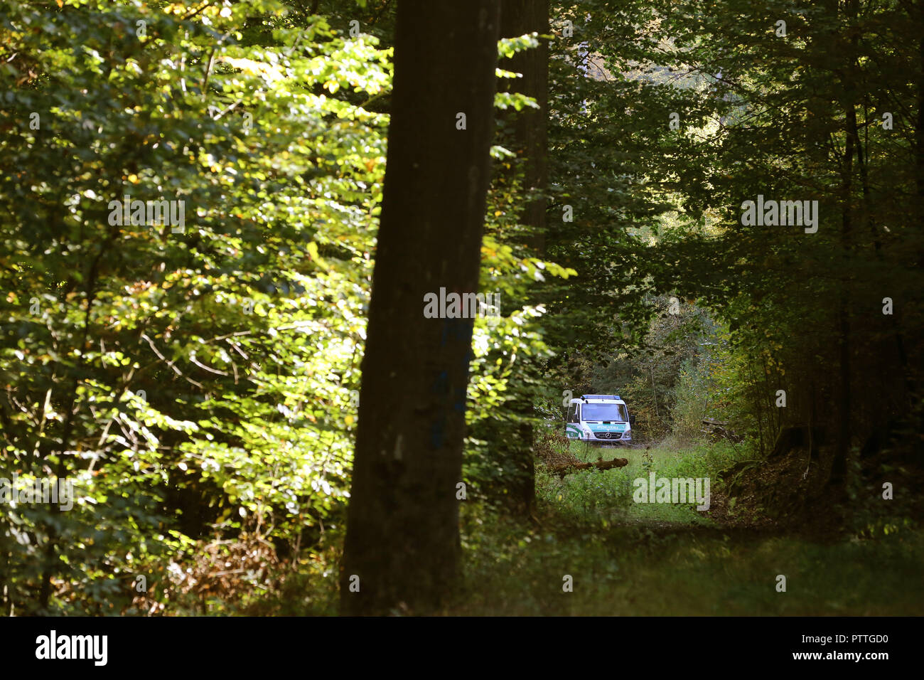 Burgsinn, Bavaria. 11th Oct, 2018. There's a police car in the woods. In connection with the disappearance of a four-time mother thirteen years ago, police searched a forest area in Lower Franconia on Thursday morning. Credit: Karl-Josef Hildenbrand/dpa/Alamy Live News Stock Photo