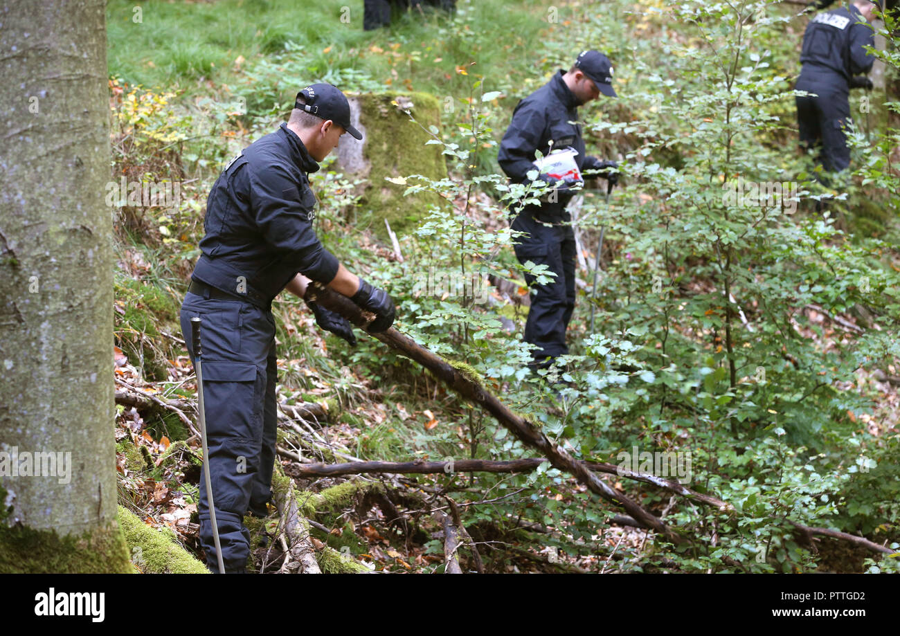 Burgsinn, Bavaria. 11th Oct, 2018. Police officers of a hundred search a wooded area. In connection with the disappearance of a four-time mother thirteen years ago, police searched a forest area in Lower Franconia on Thursday morning. Credit: Karl-Josef Hildenbrand/dpa/Alamy Live News Stock Photo