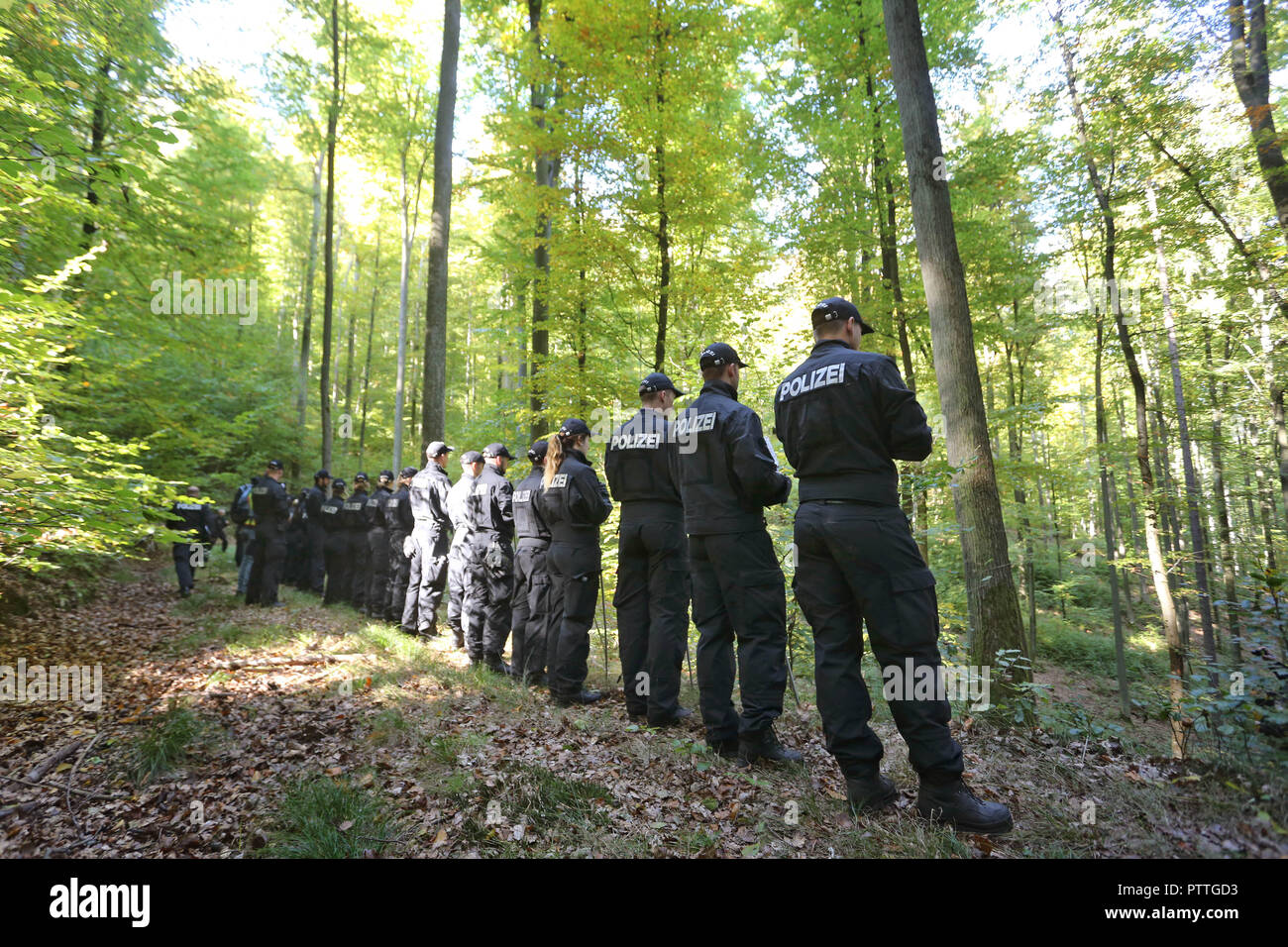 Burgsinn, Bavaria. 11th Oct, 2018. Hundreds of police officers are standing by to search a wooded area. In connection with the disappearance of a four-time mother thirteen years ago, police searched a forest area in Lower Franconia on Thursday morning. Credit: Karl-Josef Hildenbrand/dpa/Alamy Live News Stock Photo
