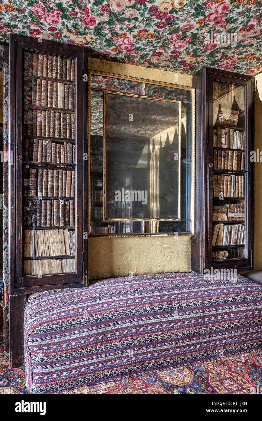 Antechamber lined with books on upper floor of Hauteville House Stock Photo