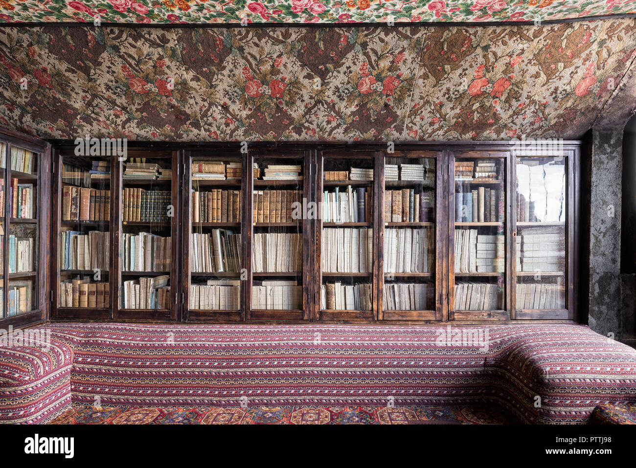 Oak gallery with tapstery ceilings on upper floors of Hauteville House Antechamber lined with bookcases on upper floor of Hauteville House Antechamber Stock Photo