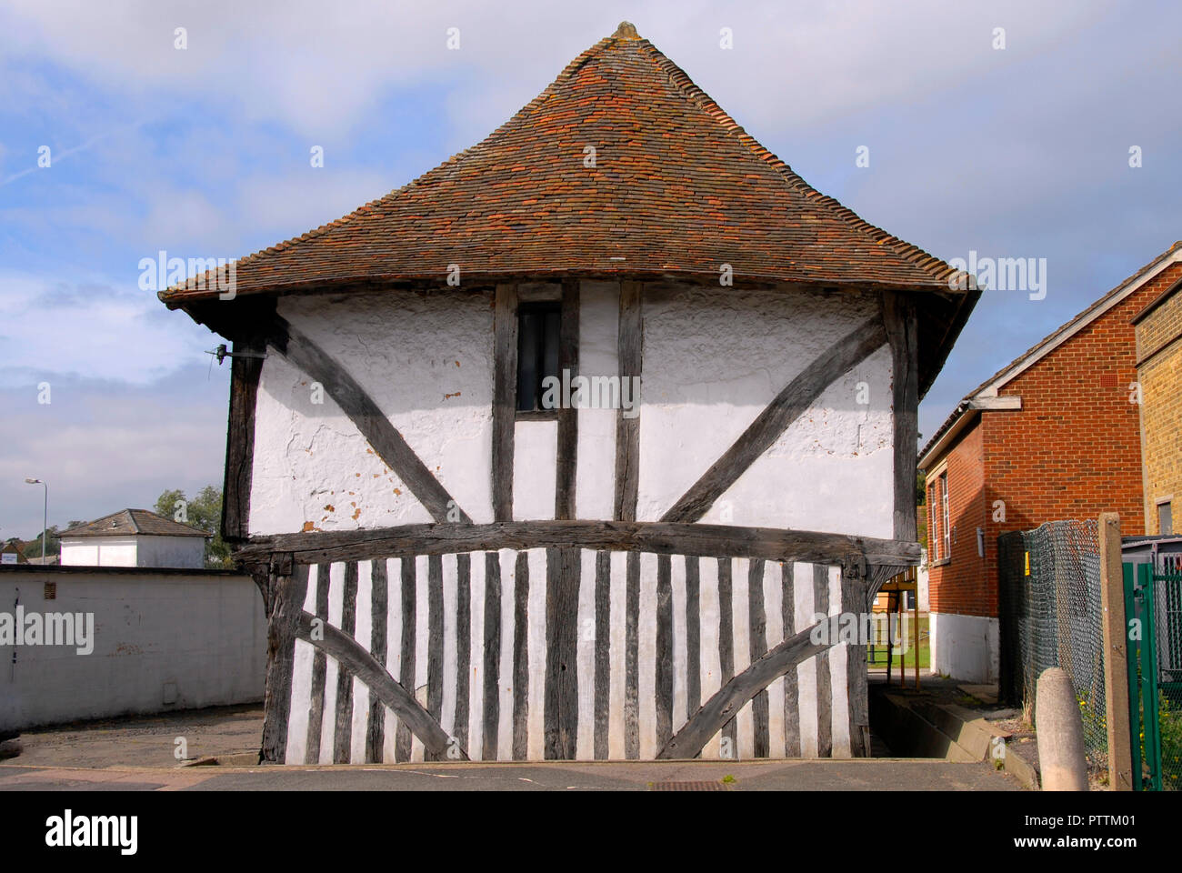 Old 15th century roadside barn, Faversham, Kent, England Stock Photo