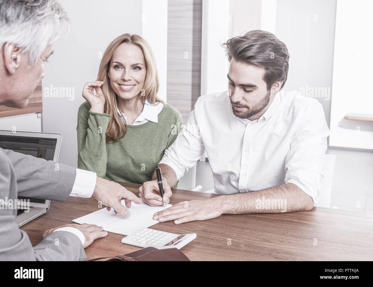 Beratungsgespraech Mann Unterschreibt Einen Vertrag Model Released Stock Photo Alamy