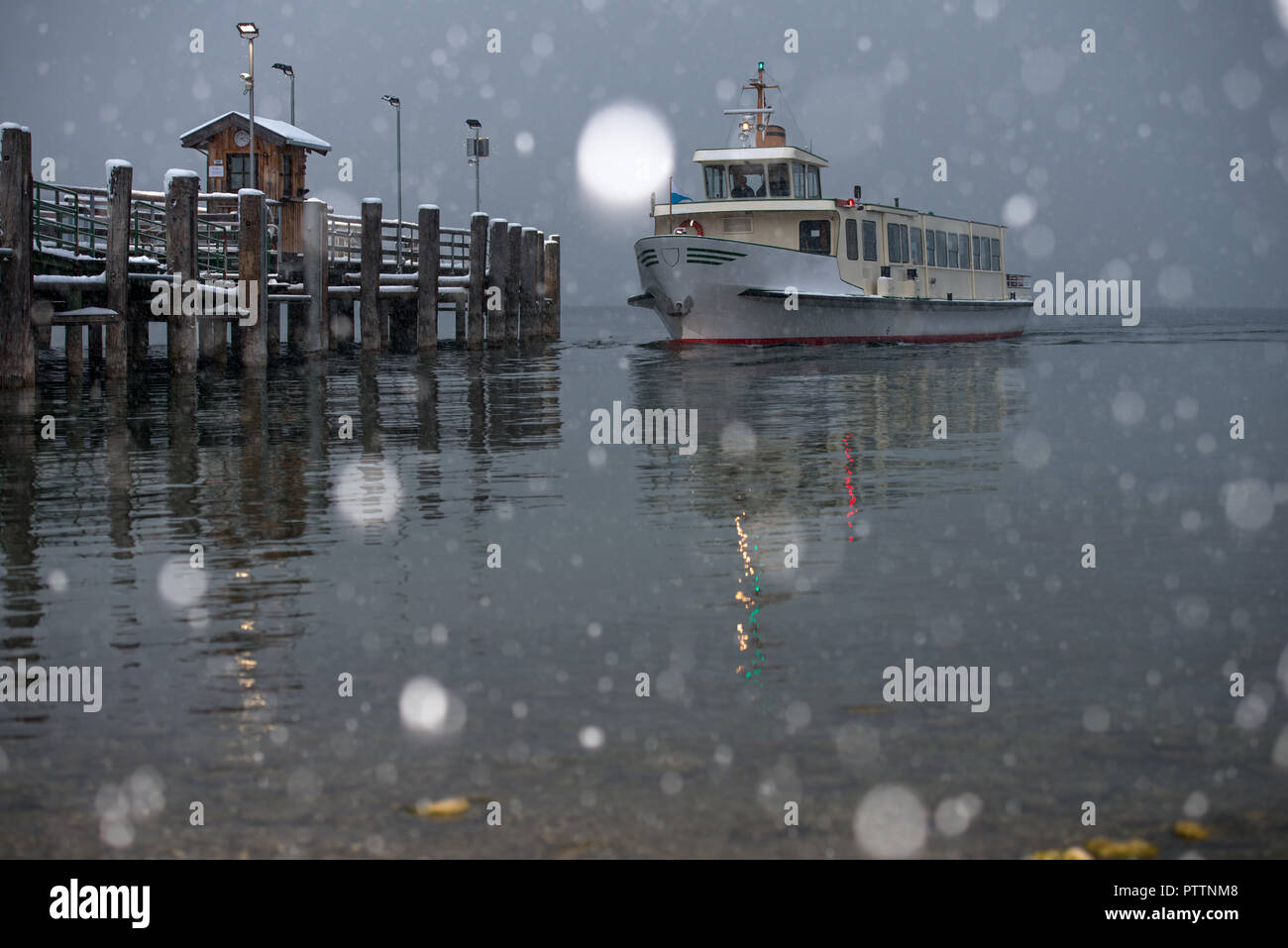 Snowing Container Port Shipping pier hi-res stock photography and images - Alamy