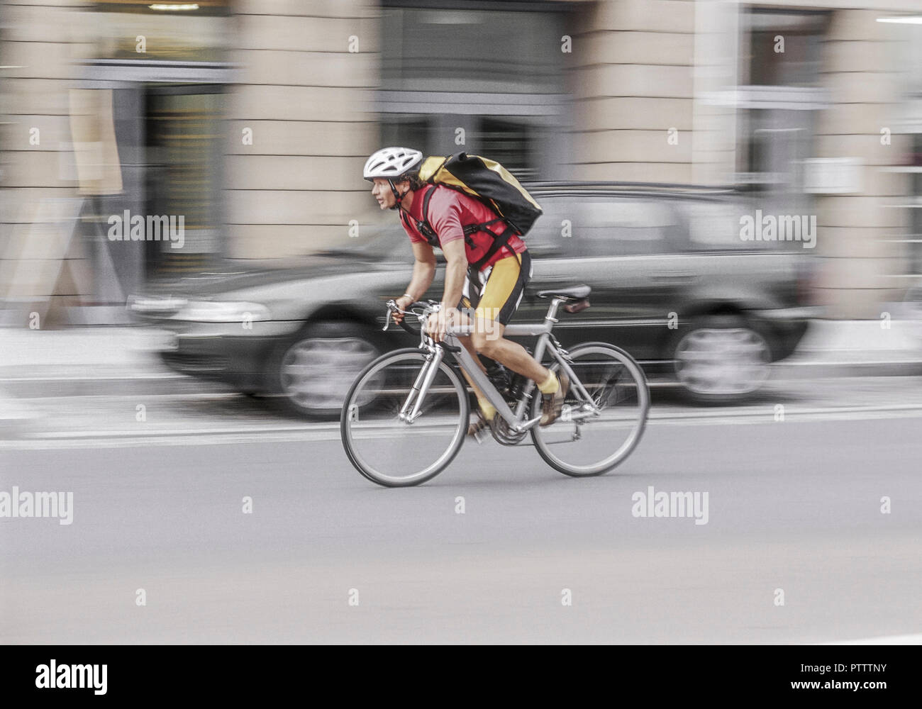 Fahrradkurier in Fahrt, Bewegung (model-released) Stock Photo