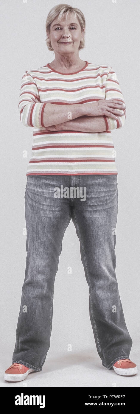 Seniorin in Jeans und Pulli, verschraenkte Arme (model-released) Stock Photo