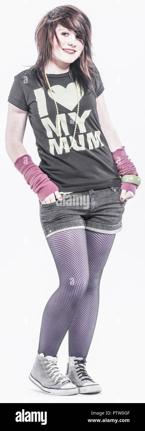 Teenager-Maedchen, flippig gekleidet, verschraenkte Arme (model-released) Stock Photo