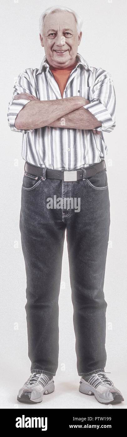 Senior in Jeans und Hemd, verschraenkte Arme (model-released) Stock Photo