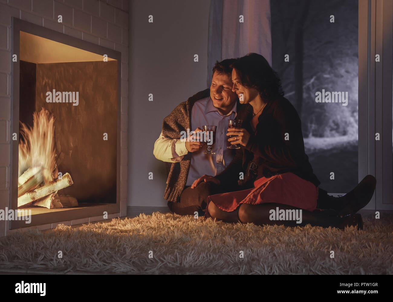 Paar An Weihnachten Sitzen Zu Hause Mit Gluehwein Vor Kamin Model Released Stock Photo Alamy