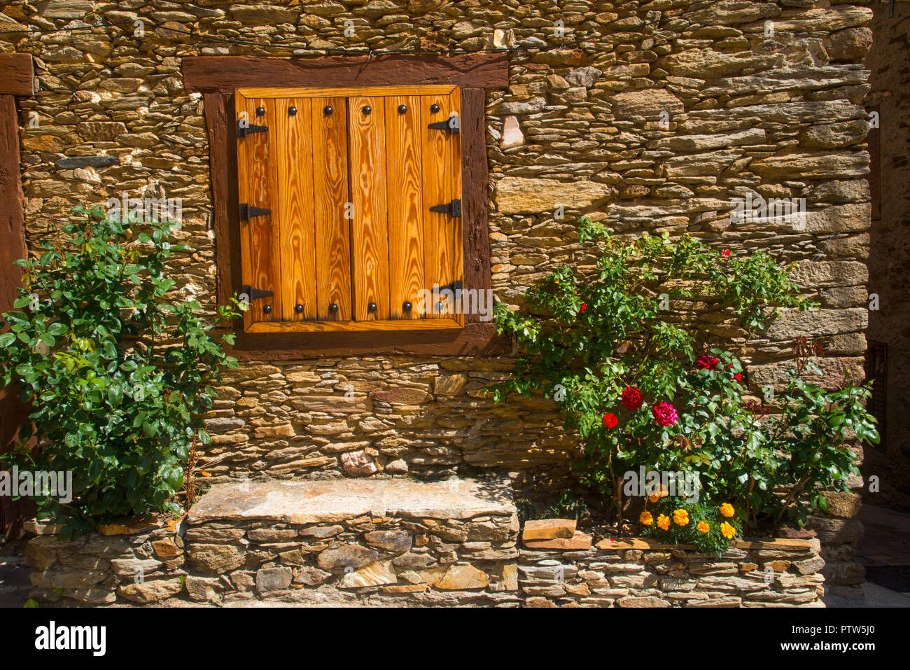 Muro de piedra tradicional hi-res stock photography and images - Alamy