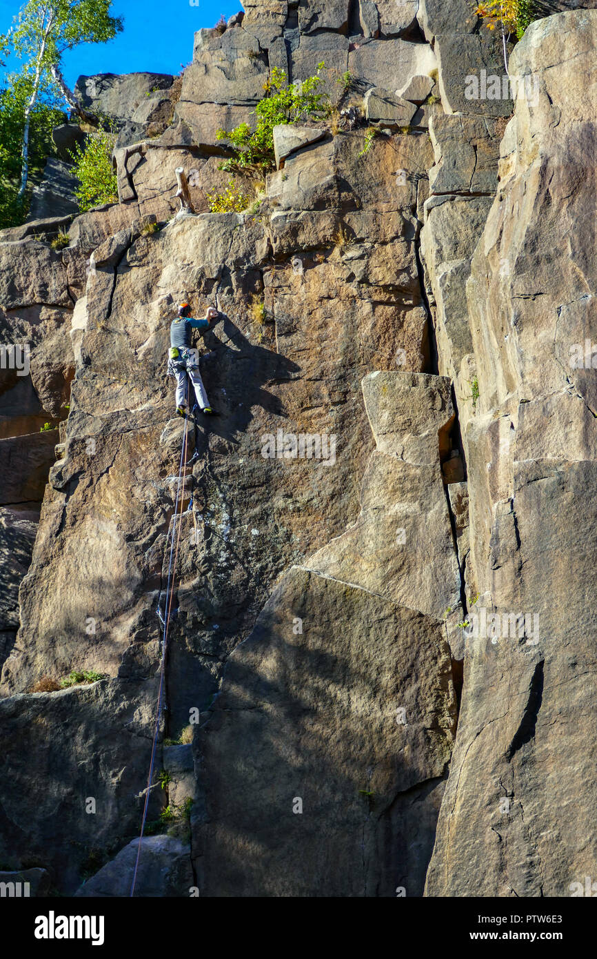 Climbers climbing derbyshire rock hires stock photography and images