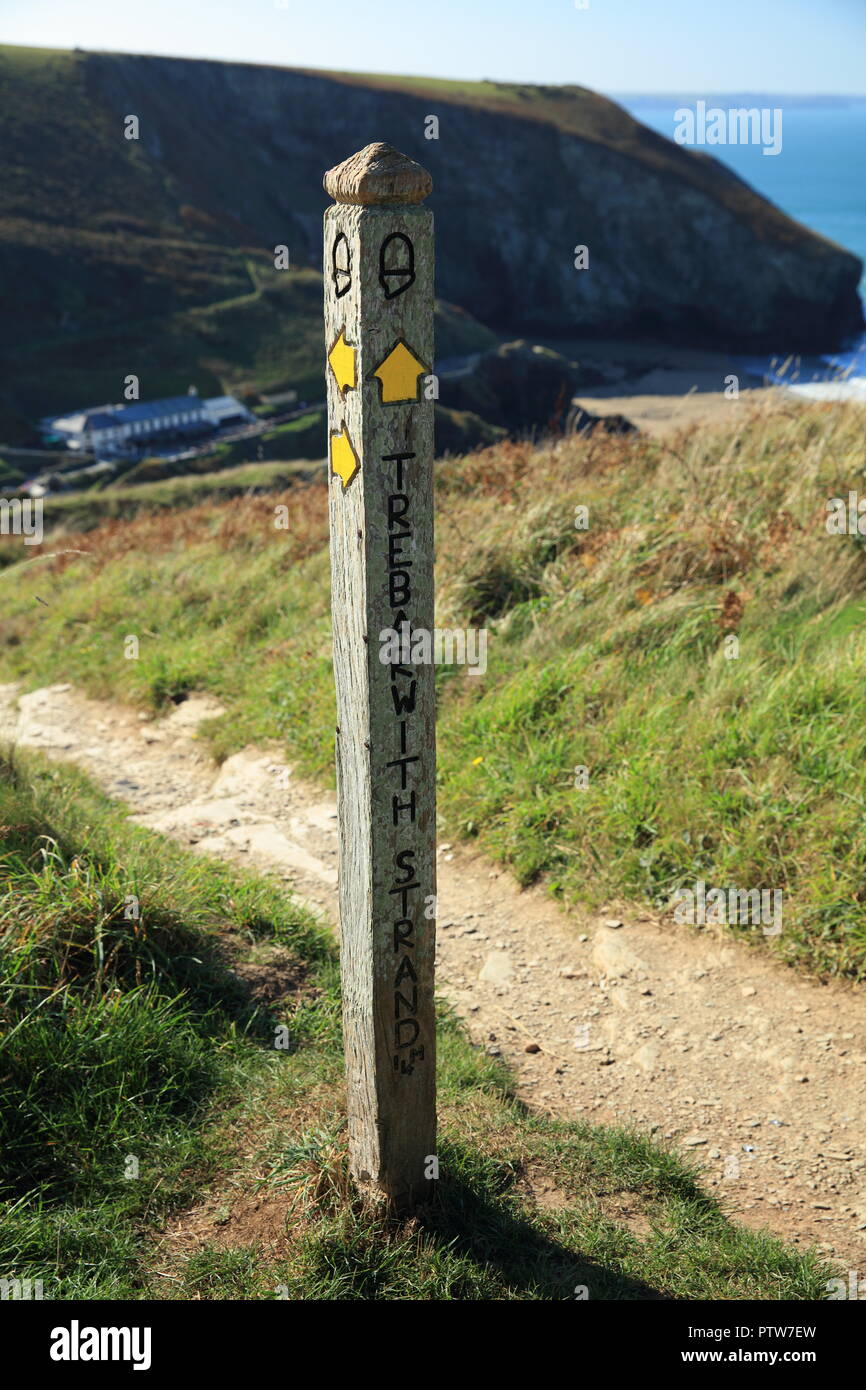 Coastal path marker post, Trebarwith Strand, North Cornwall, England ...