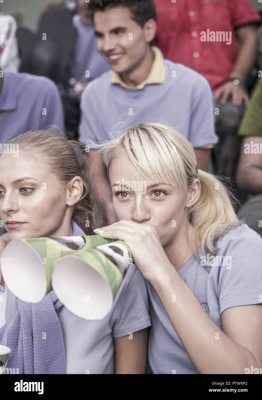 Fussballfans, Frauen mit Troete (model-released) Stock Photo