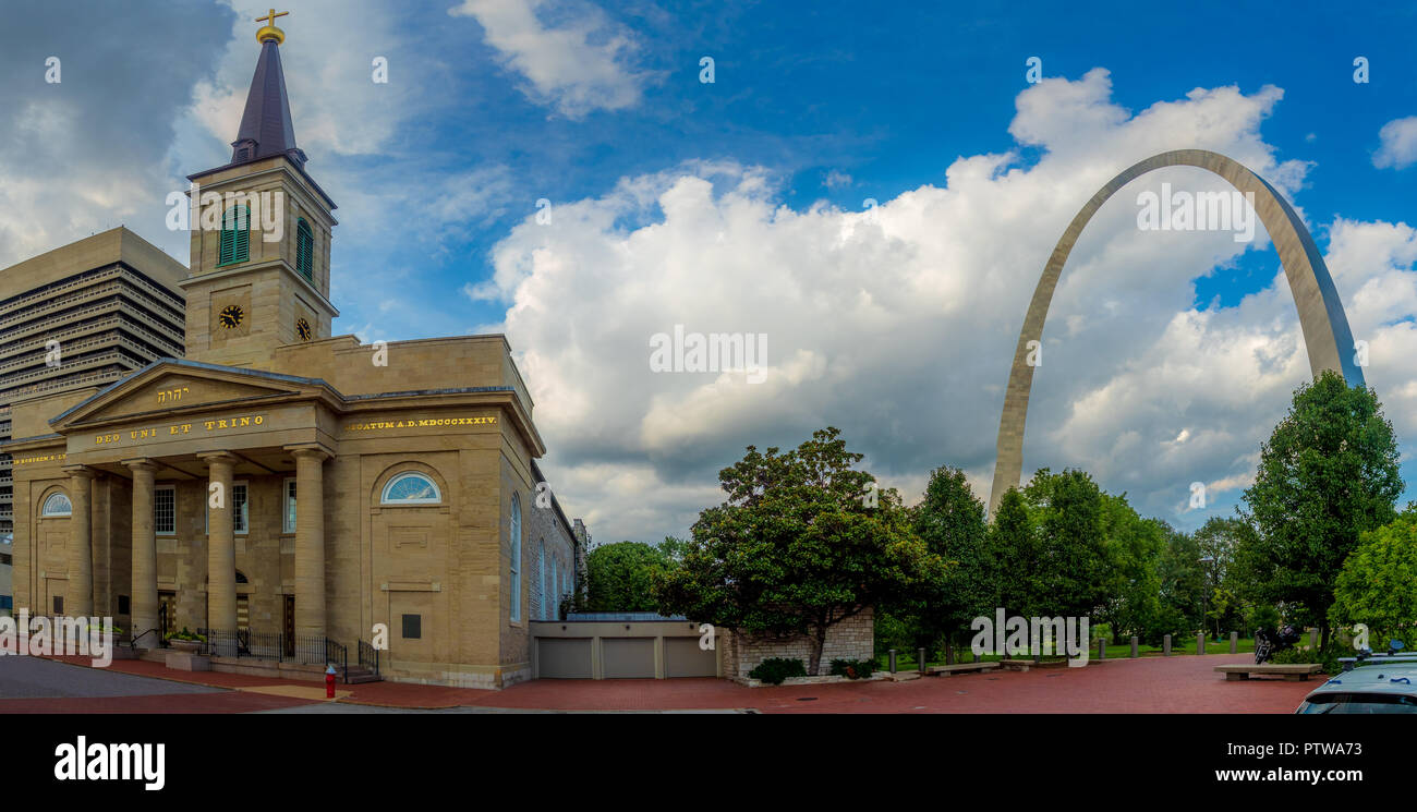 Old Cathedral The Basilica of Saint Louis and the Gateway Arch, St Louis, MO Stock Photo