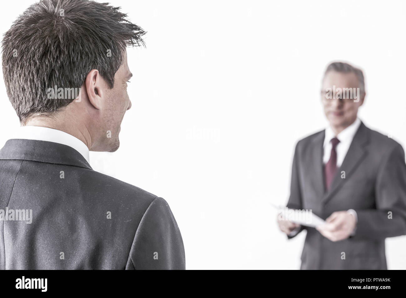 Mann Im Buero Steht Vor Kollege Von Hinten Model Released Stock Photo Alamy