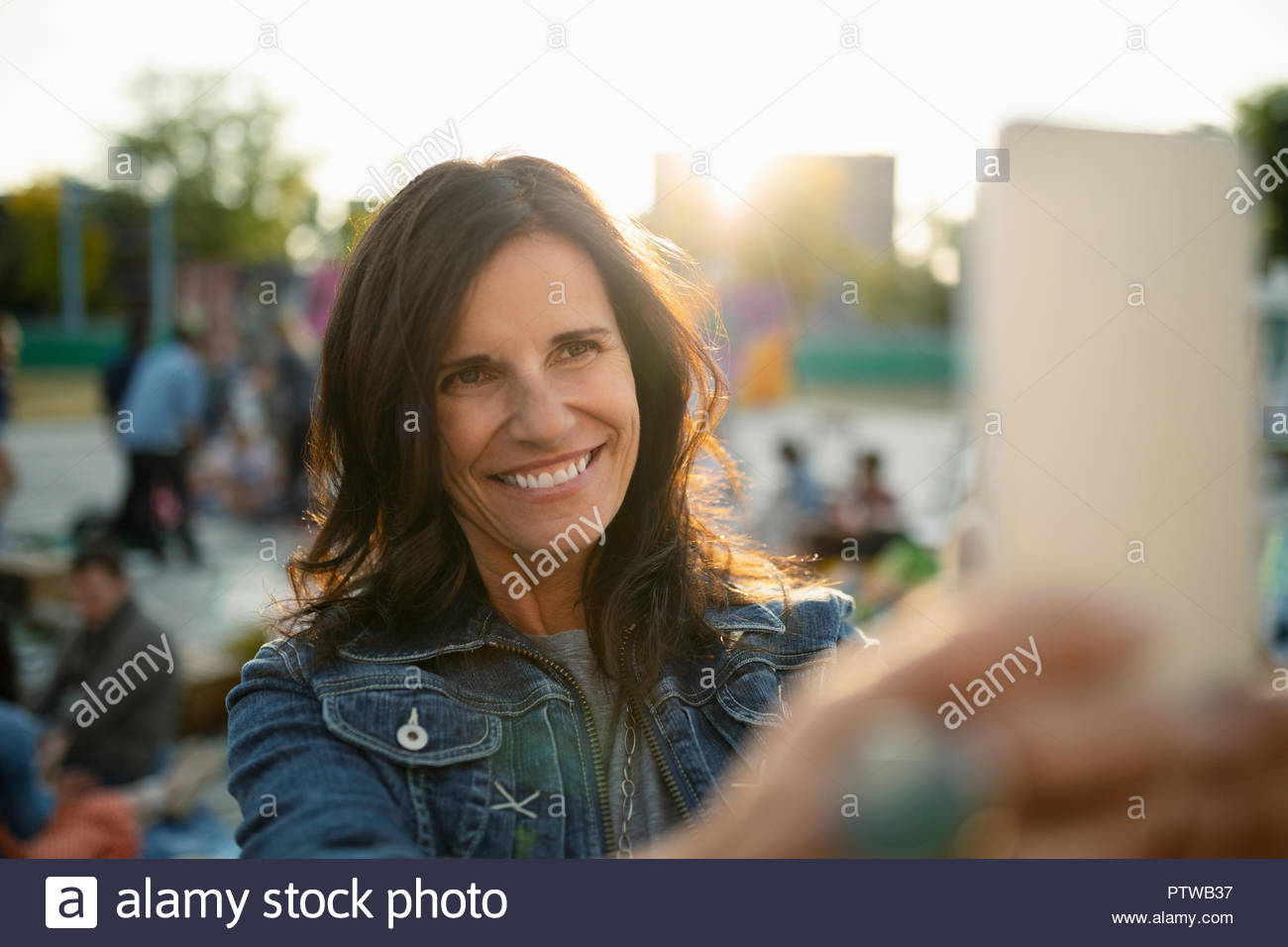 Mature woman taking selfie hi res stock photography and images Alamy