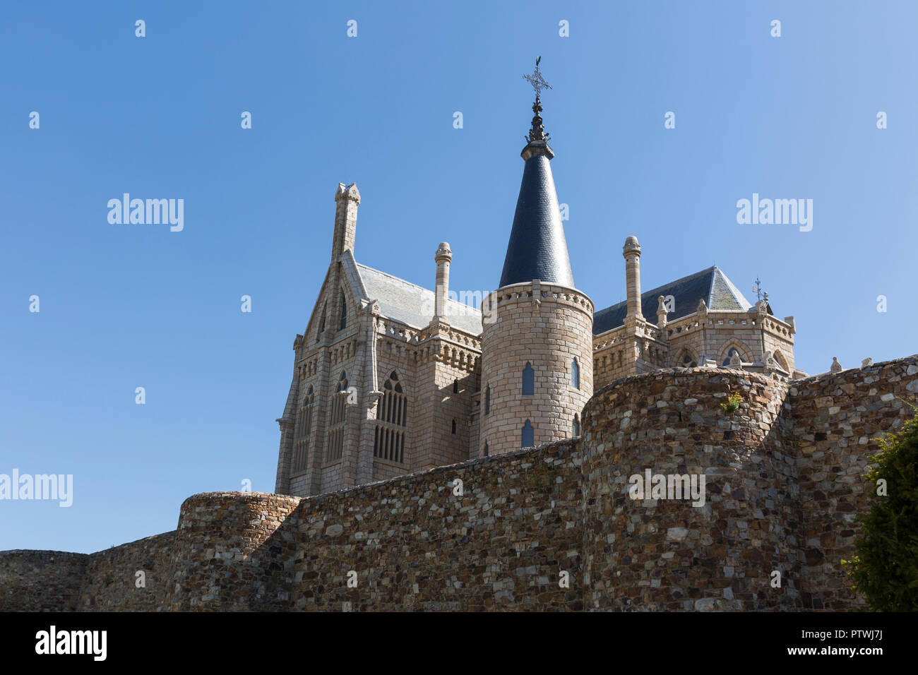 Astorga, Spain: View of the Roman Wall and Episcopal Palace of Astorga drom Parque Del Melgar. Built by Catalan architect Antoni Gaudí between 1889 an Stock Photo