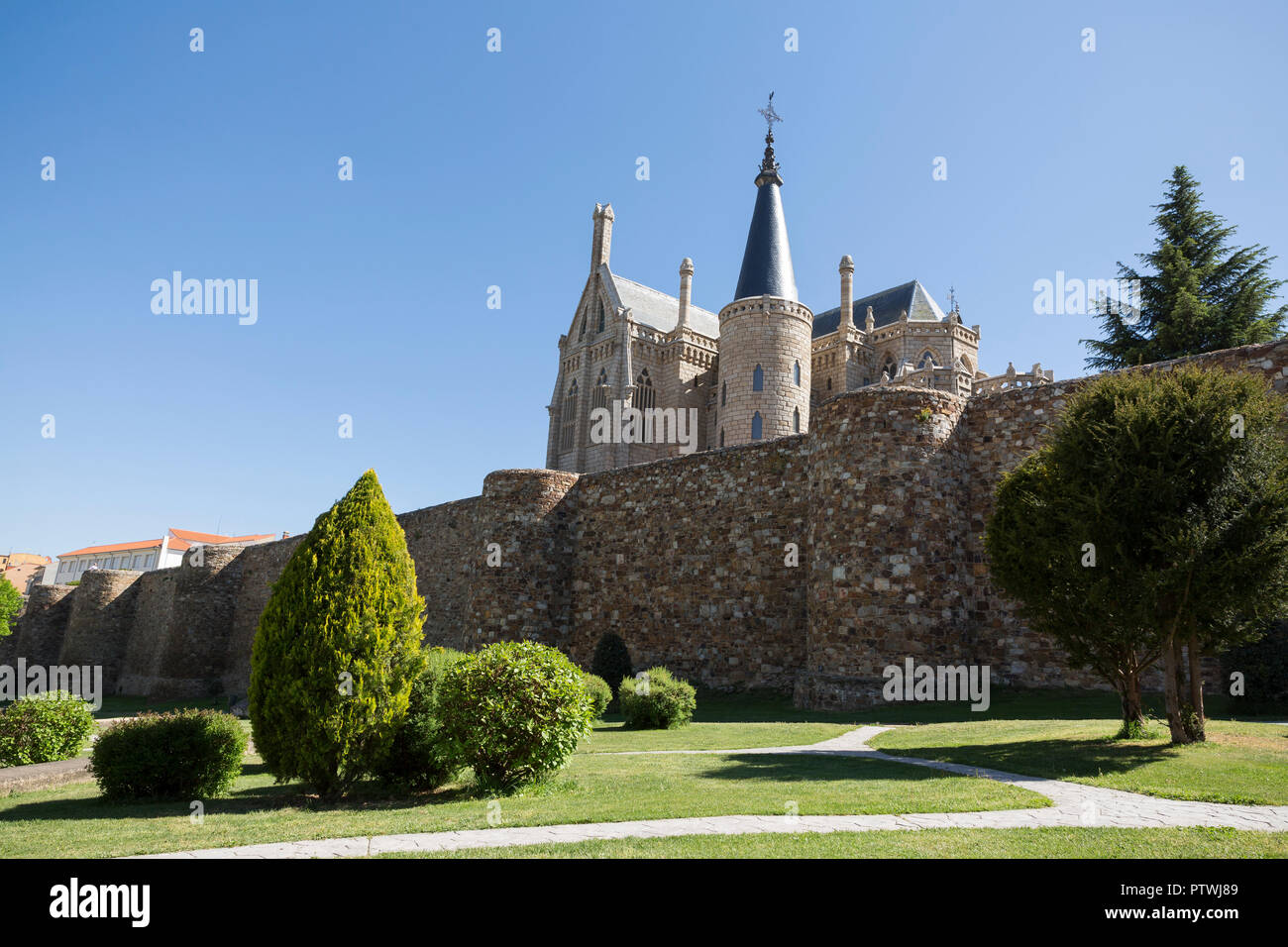 Astorga, Spain: View of the Roman Wall and Episcopal Palace of Astorga drom Parque Del Melgar. Built by Catalan architect Antoni Gaudí between 1889 an Stock Photo
