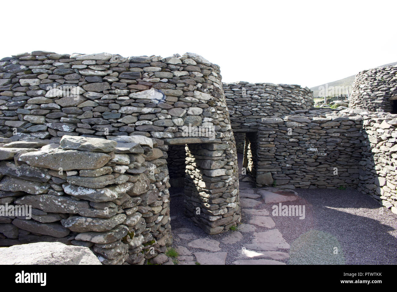 Primitive clochán (beehive hut) dwelling on the Dingle Peninsula in County Kerry, Ireland Stock Photo