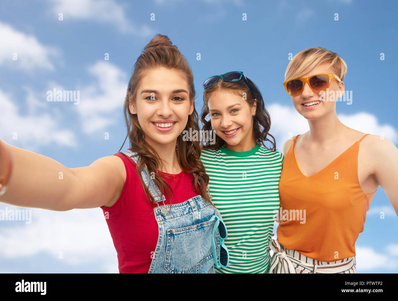 Teen girl friends group fashion hi-res stock photography and images - Alamy