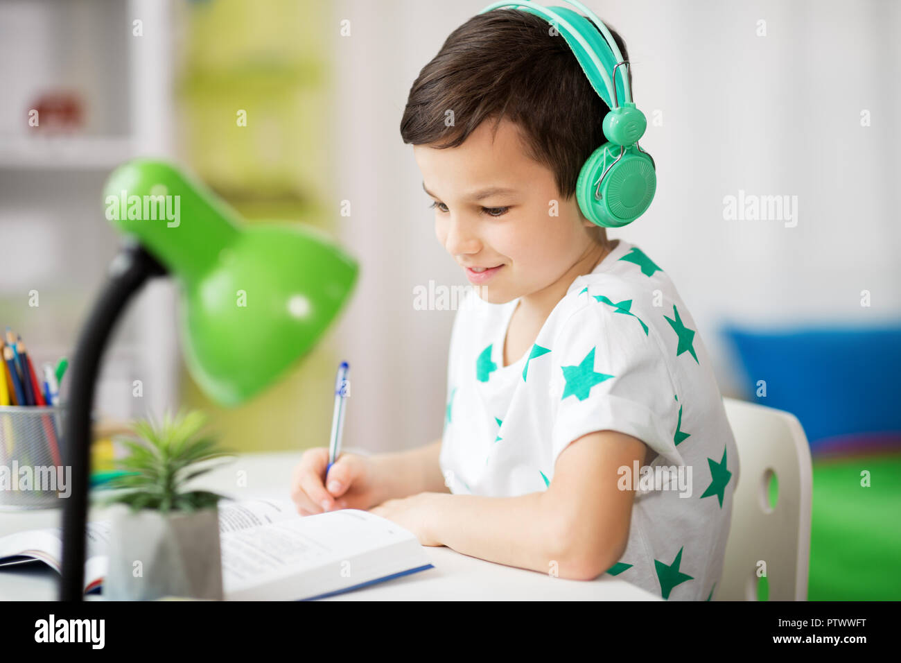 Boy headphones learning hi-res stock photography and images - Alamy