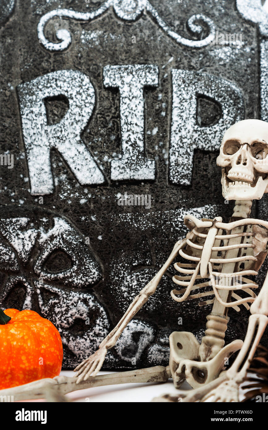 Halloween Rip Grave with skull 28153141 PNG