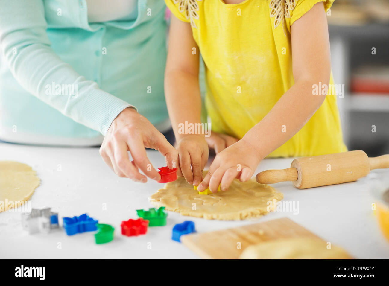 mother and daughter making cookies at home Stock Photo - Alamy