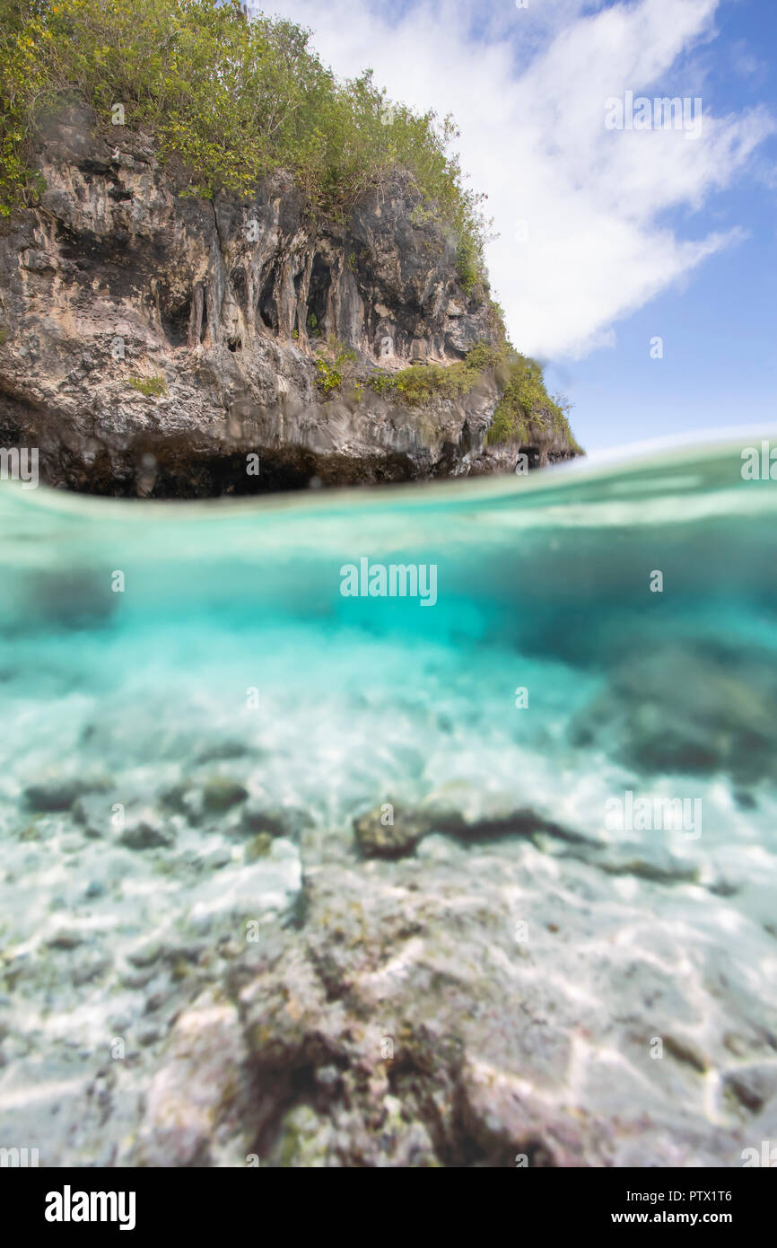 Split shot underwater photograph of Niue Island's coastline Stock Photo