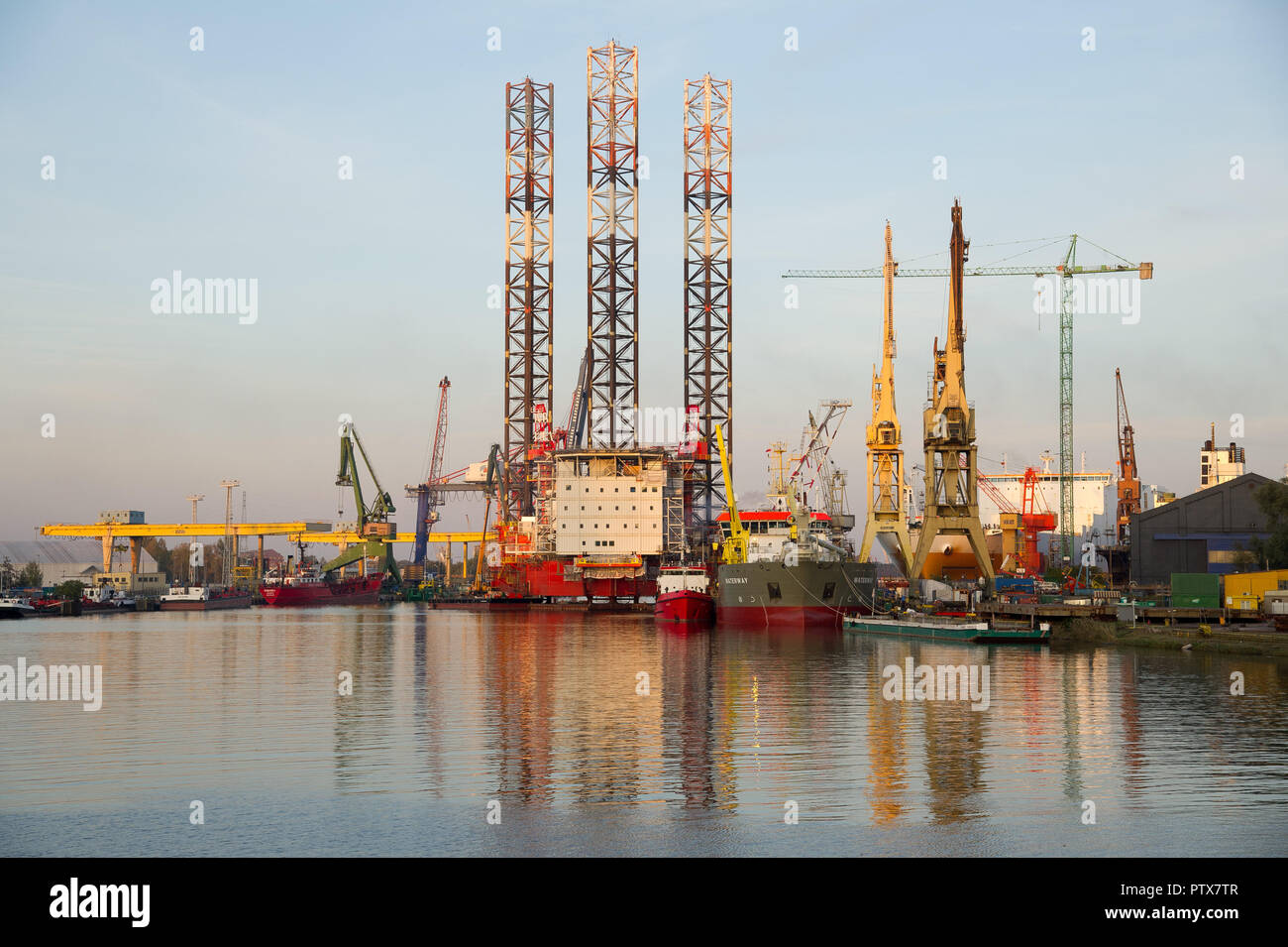 Offshore self elevating unit hi-res stock photography and images - Alamy