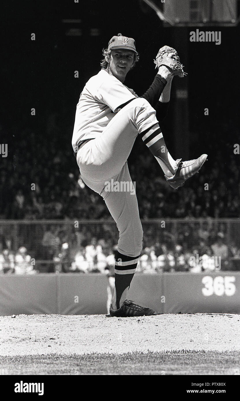 1970s, historical, USA, action from a MLB, Major League Baseball game, photo shows a pitcher with glove and ball and in position on his mound - standing on one leg! - to throw (or pitch) the baseball. Stock Photo