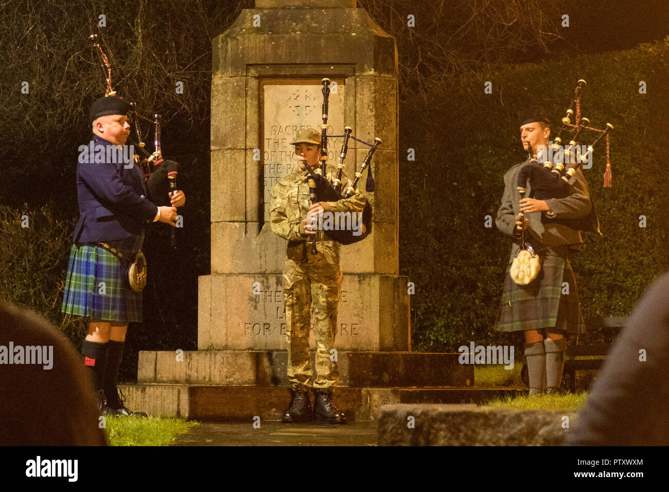 Strathblane, Stirlingshire, Scotland, UK. 11th Nov, 2018. Battle's Over - A Nation's Tribute. In the 6am darkness, pipers at the War Memorial in Blanefield/Strathblane join over 1000 pipers across the world to play 'The Battle's O'er'. The Battle's O'er, a traditional Scottish lament played at the end of battle commences the day's commemorations marking the Centenary of the end of the First World War Credit: Kay Roxby/Alamy Live News Stock Photo