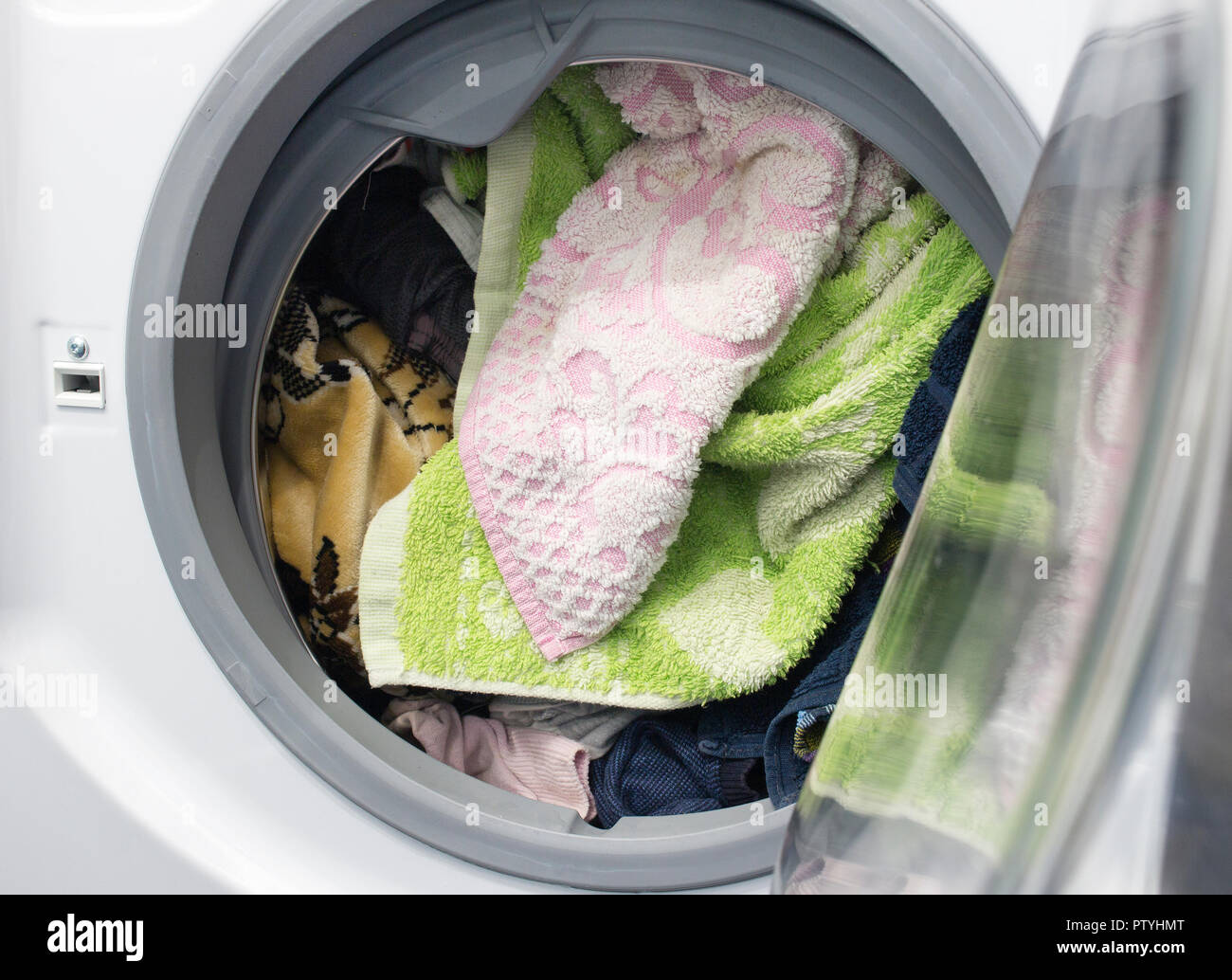 Dirty washing up pile hi-res stock photography and images - Alamy