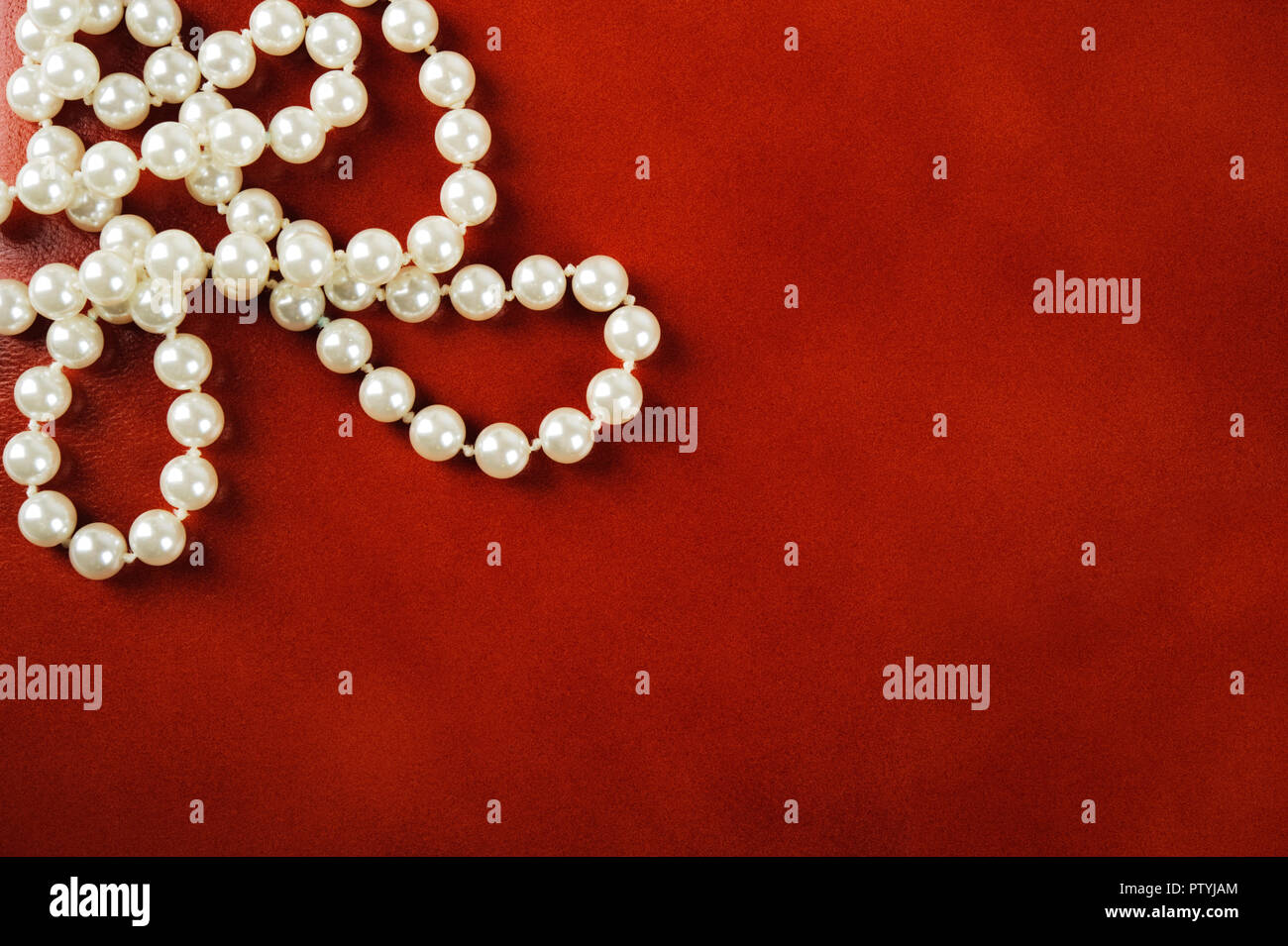 White pearls hi-res stock photography and images - Alamy