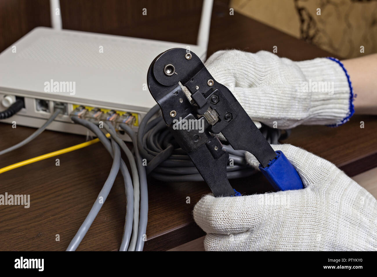Electrical crimping tool hires stock photography and images Alamy