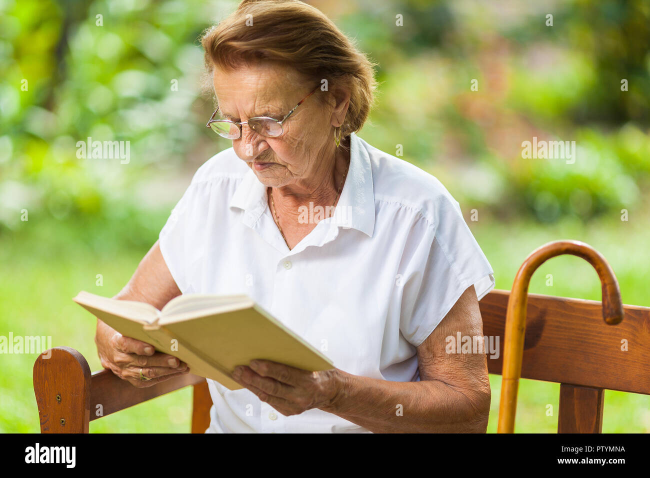Elderly people sitting on bench hi-res stock photography and images - Alamy