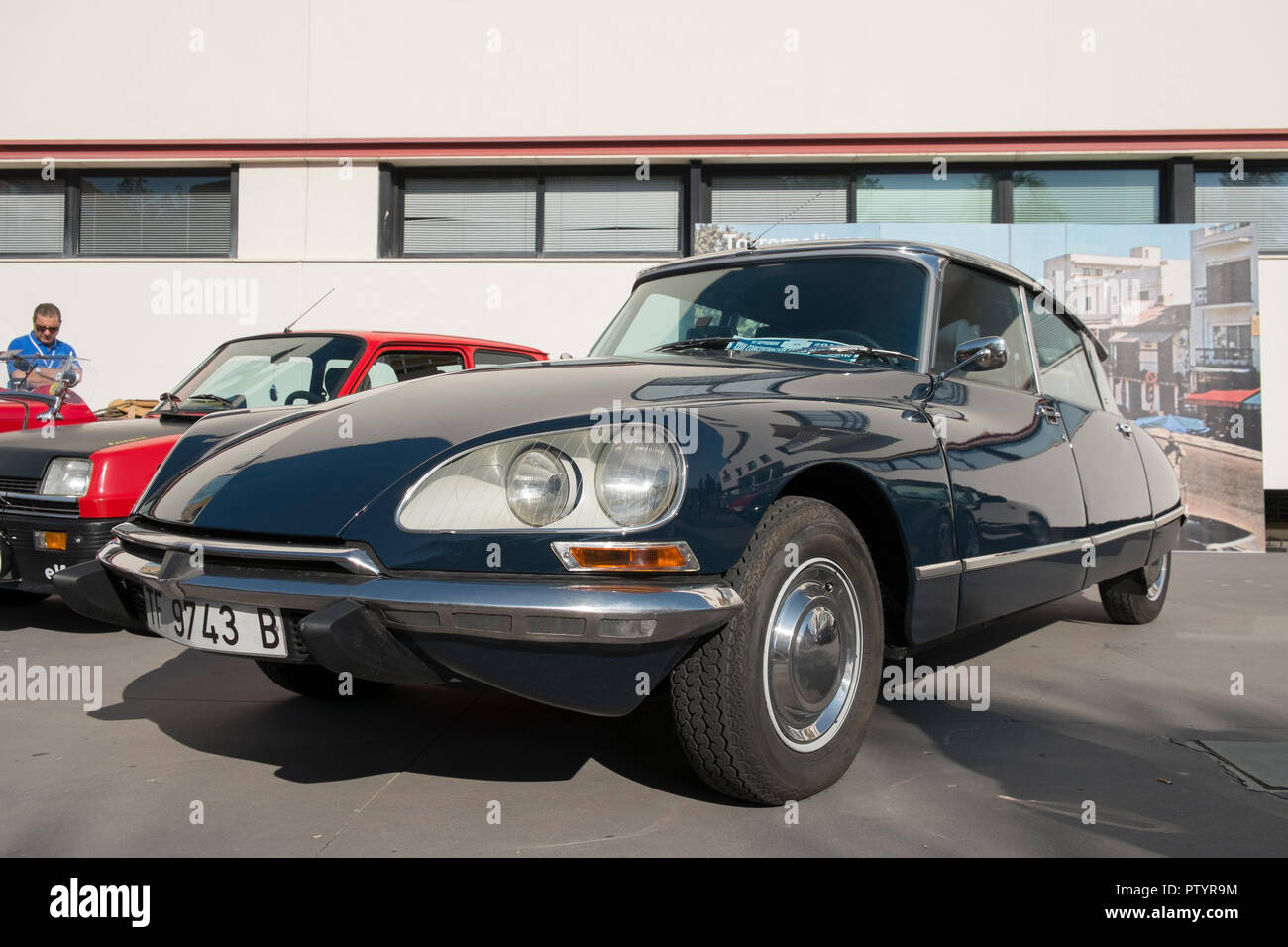 Place du Temple-Neuf in central Strasbourg vintage Citroen car driving  between cars – Stock Editorial Photo © ifeelstock #551629444